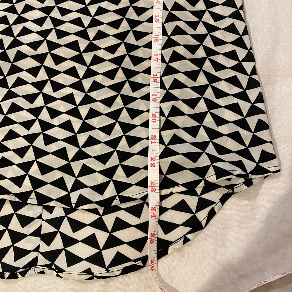 Geometric patterned top - Picture 5 of 8